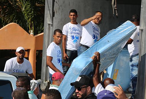 Empleados de la Superintendencia de Bancos entregando donaciones