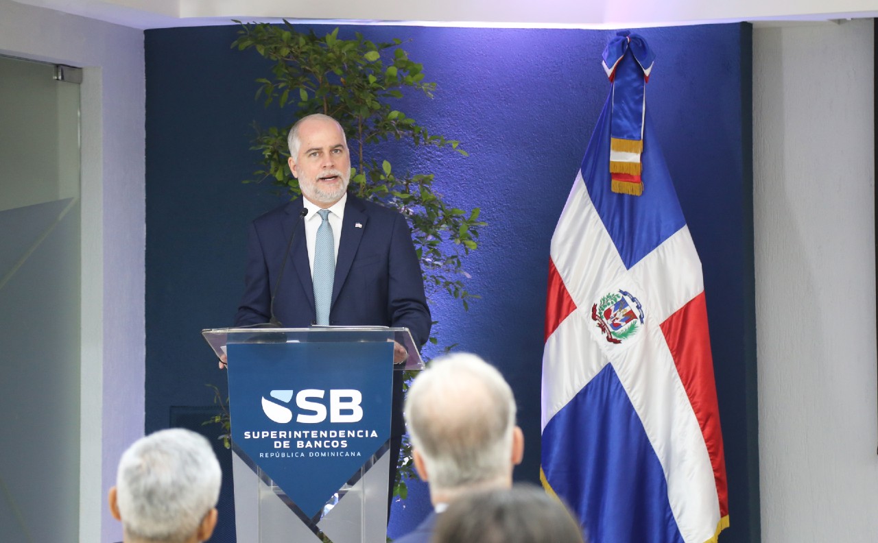 Superintendente de Bancos dando un discurso