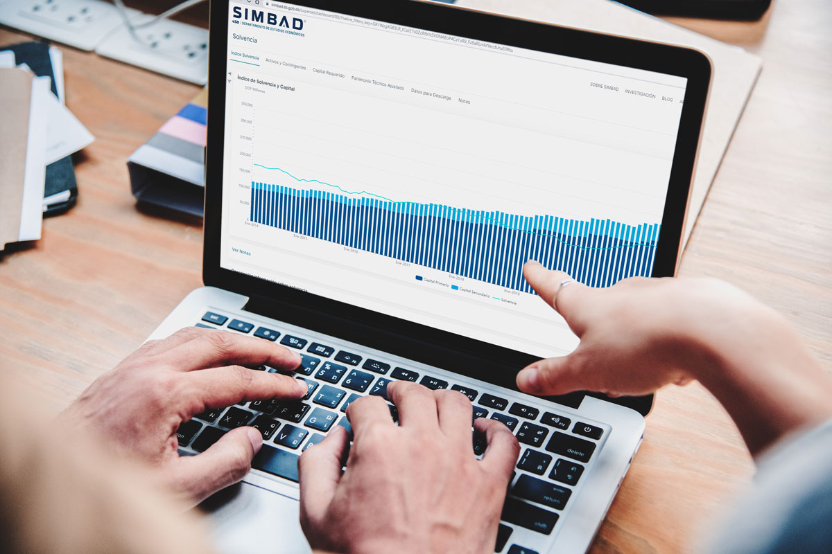 Computadora con el Simbad de la Superintendencia de Bancos