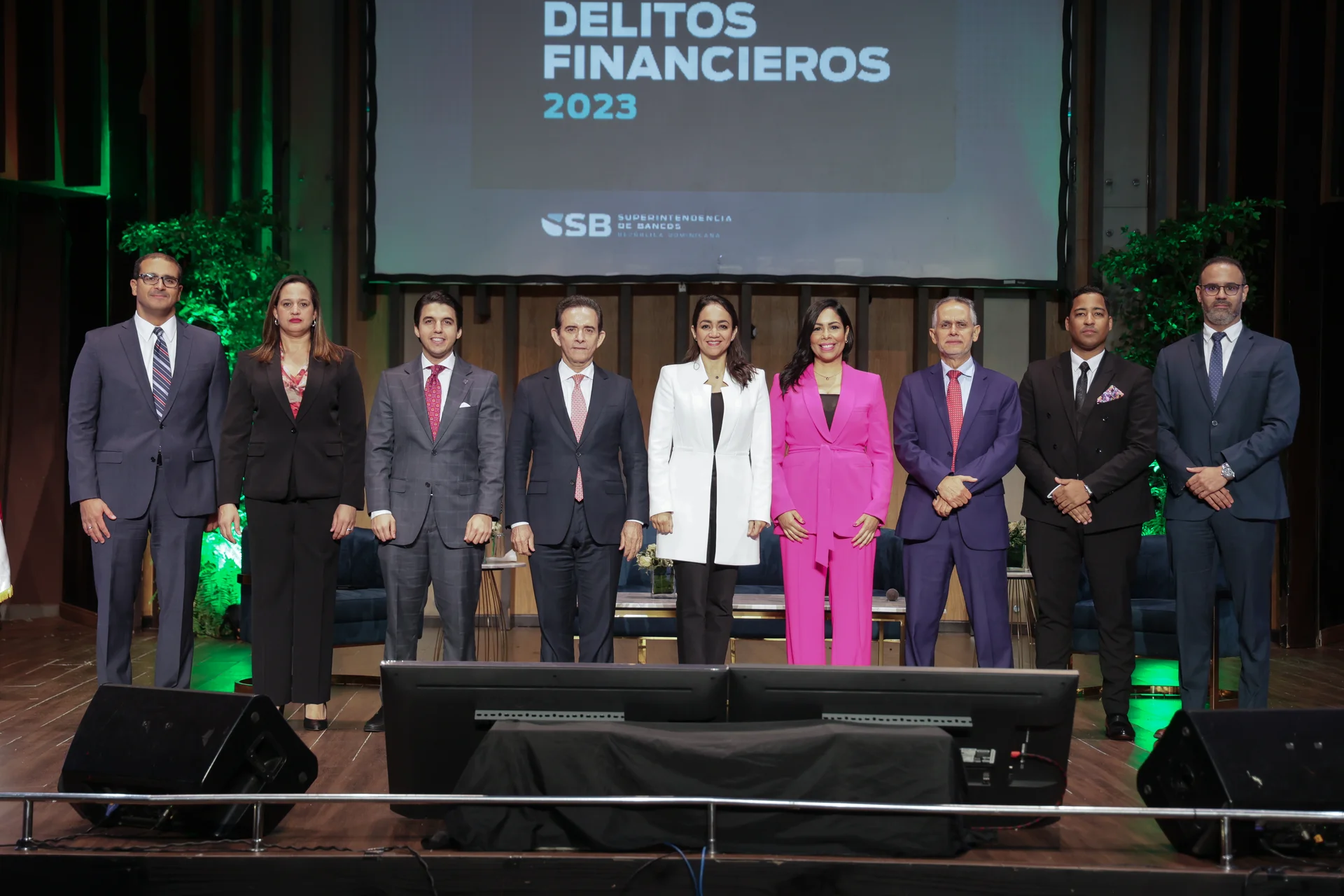 Superintendente de Bancos junto a funcionarios públicos