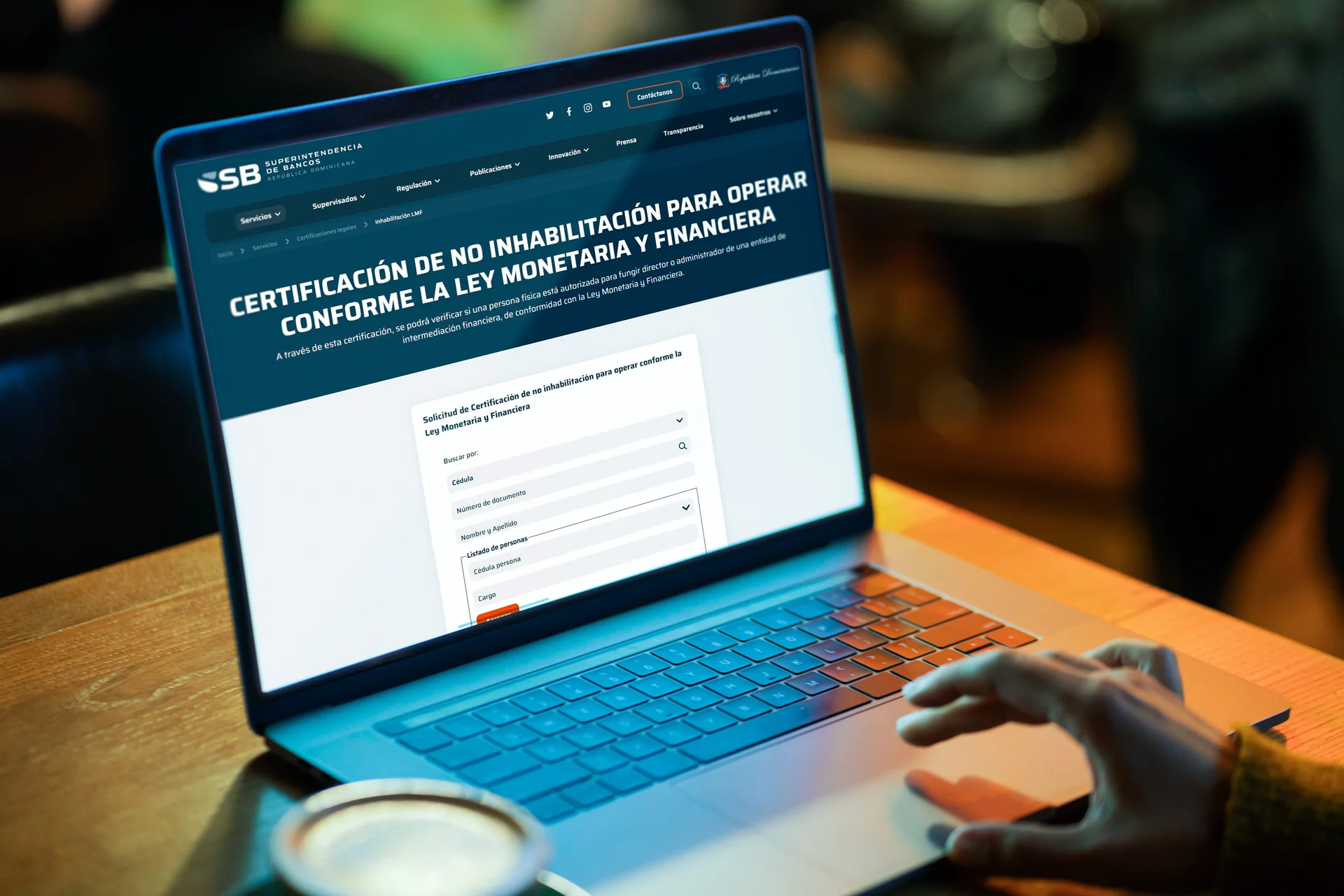 Computadora con la página web de la Superintendencia de Bancos