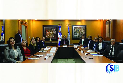 Superintendente de Bancos junto a funcionarios públicos nacionales e internacionales